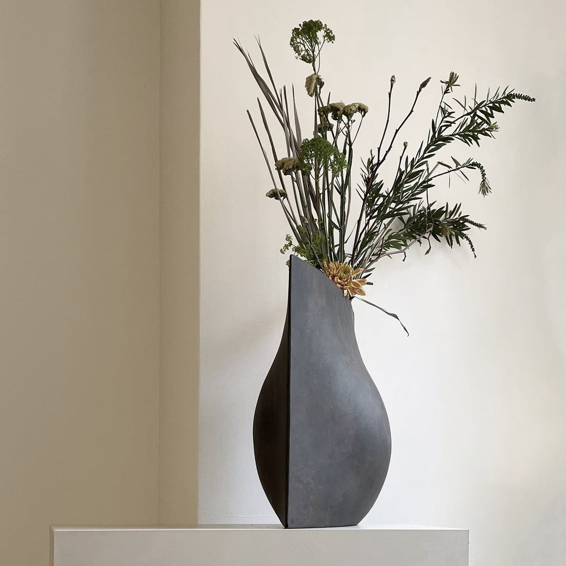 Designer Tips on How to Beautifully Style Decorative Planters on a Dining Table