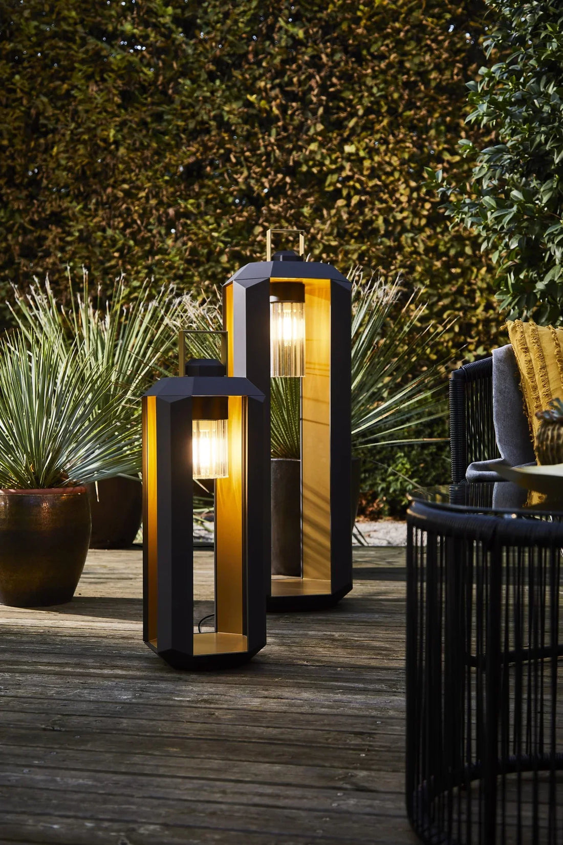 Trendsetting garden gate lights featuring modern floor lamps, warm illumination and elegant outdoor lighting for a luxury home entrance.