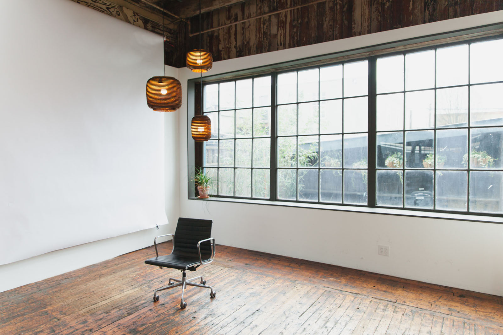 Natural brown Sustainable hanging pendant light by Scraplights, Graypants 