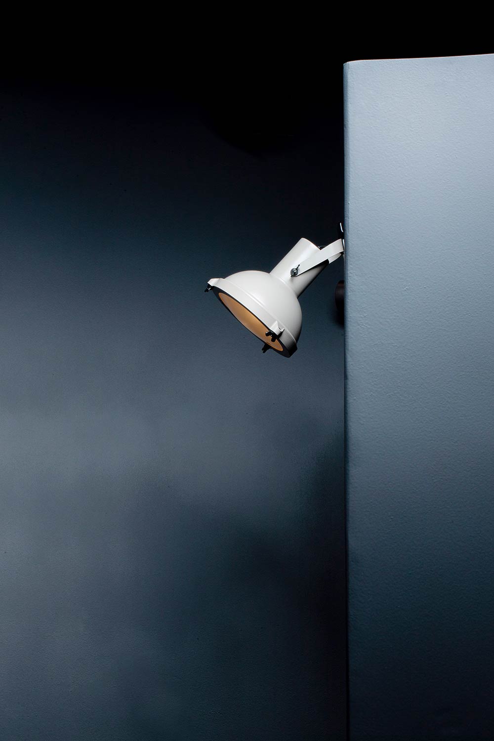 Focus lamp white pincer clip designed by Le Corbusier