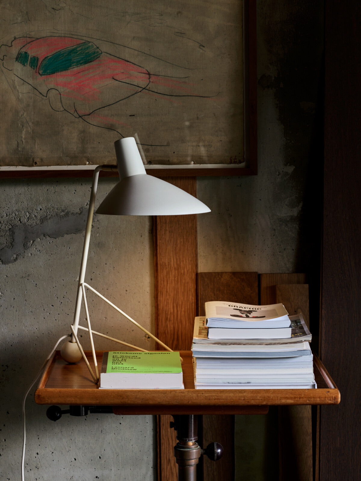 Tripod Table Lamp – sleek &Tradition design with tripod metal base and curved shade, perfect for contemporary interiors.

