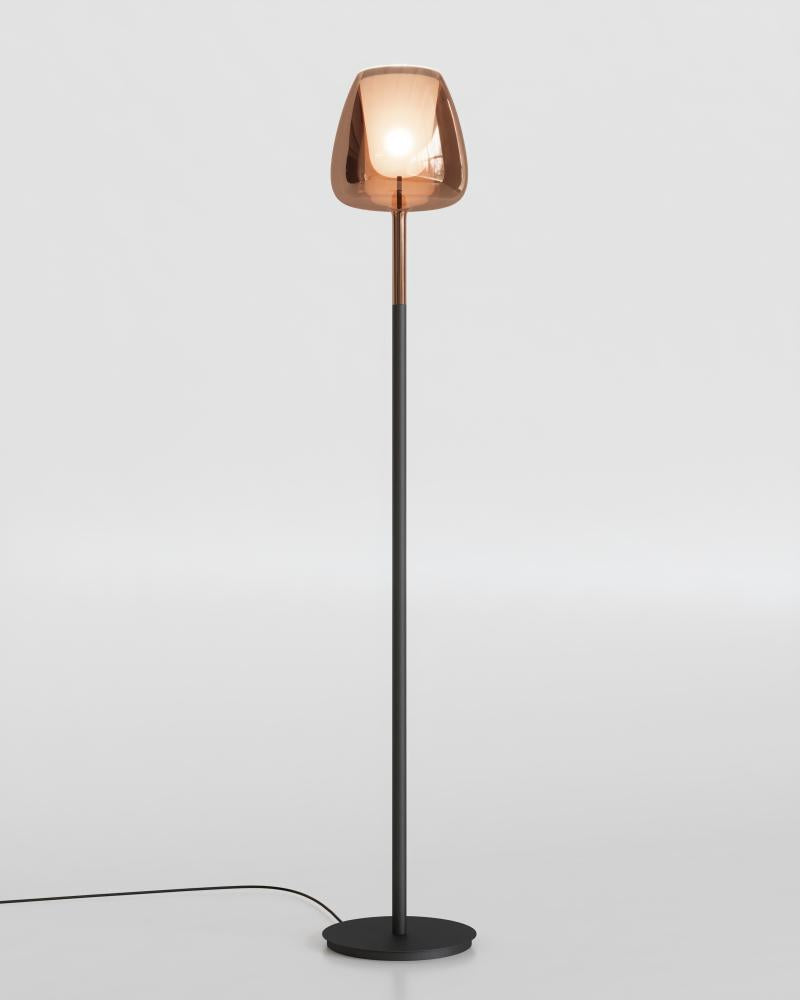 CLOS© lamp showcasing soft ambient light through handcrafted Italian glass.