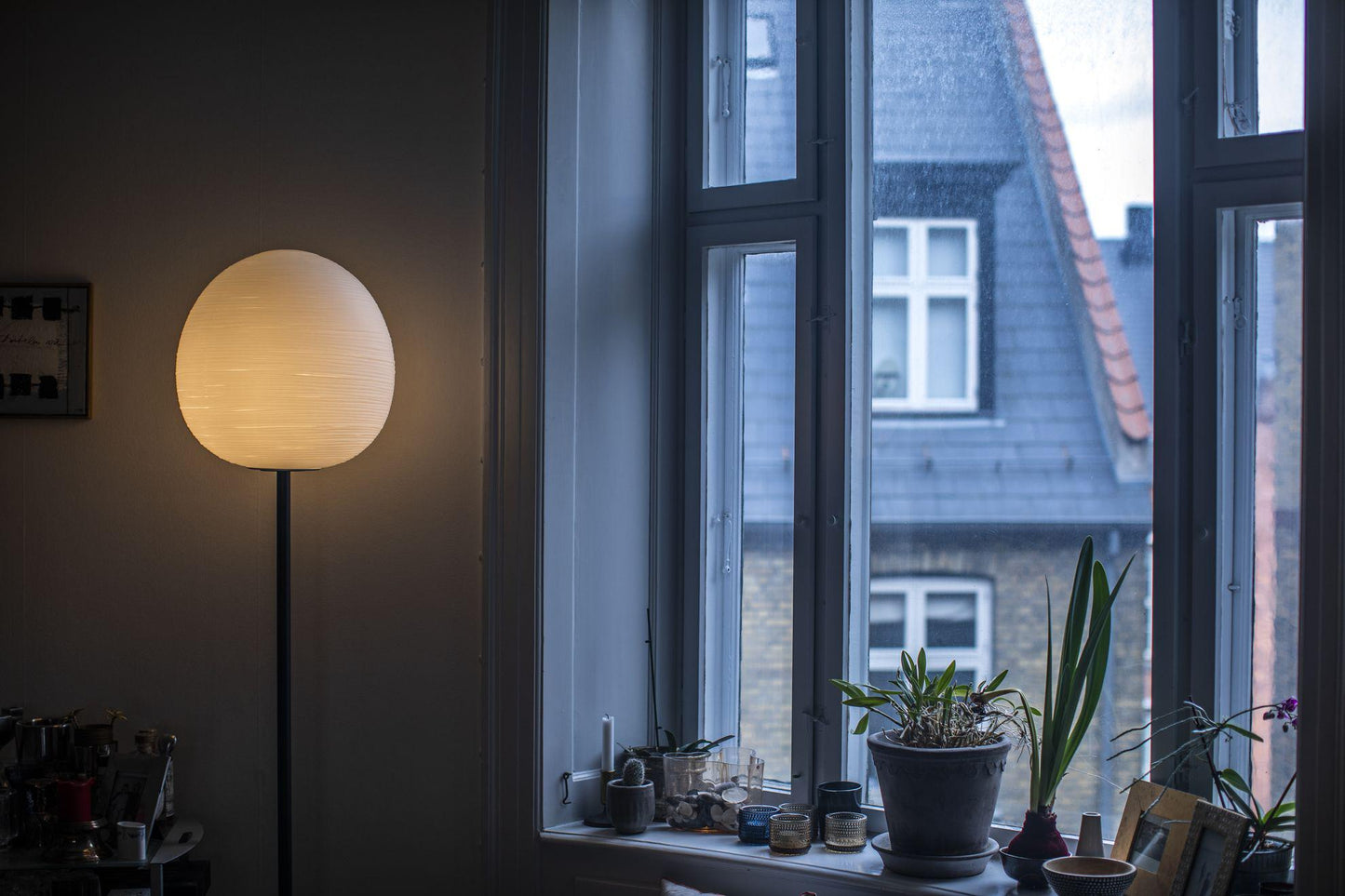 Floor lamp in glass shade