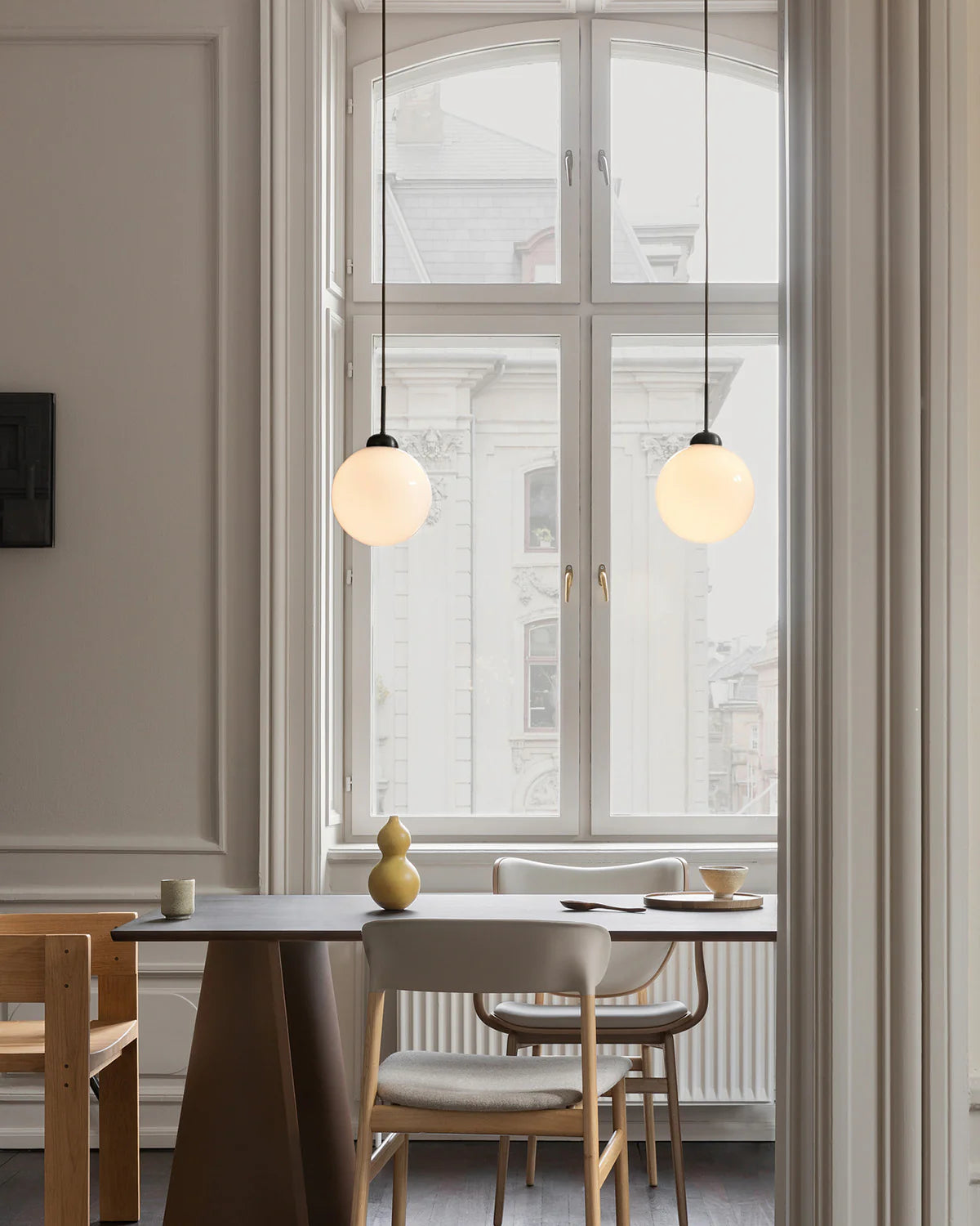 Elegant and compact, the Apiales 1 pendant lamp by Nuura features opal glass and brass details—perfect for cozy corners or stylish kitchen lighting.







