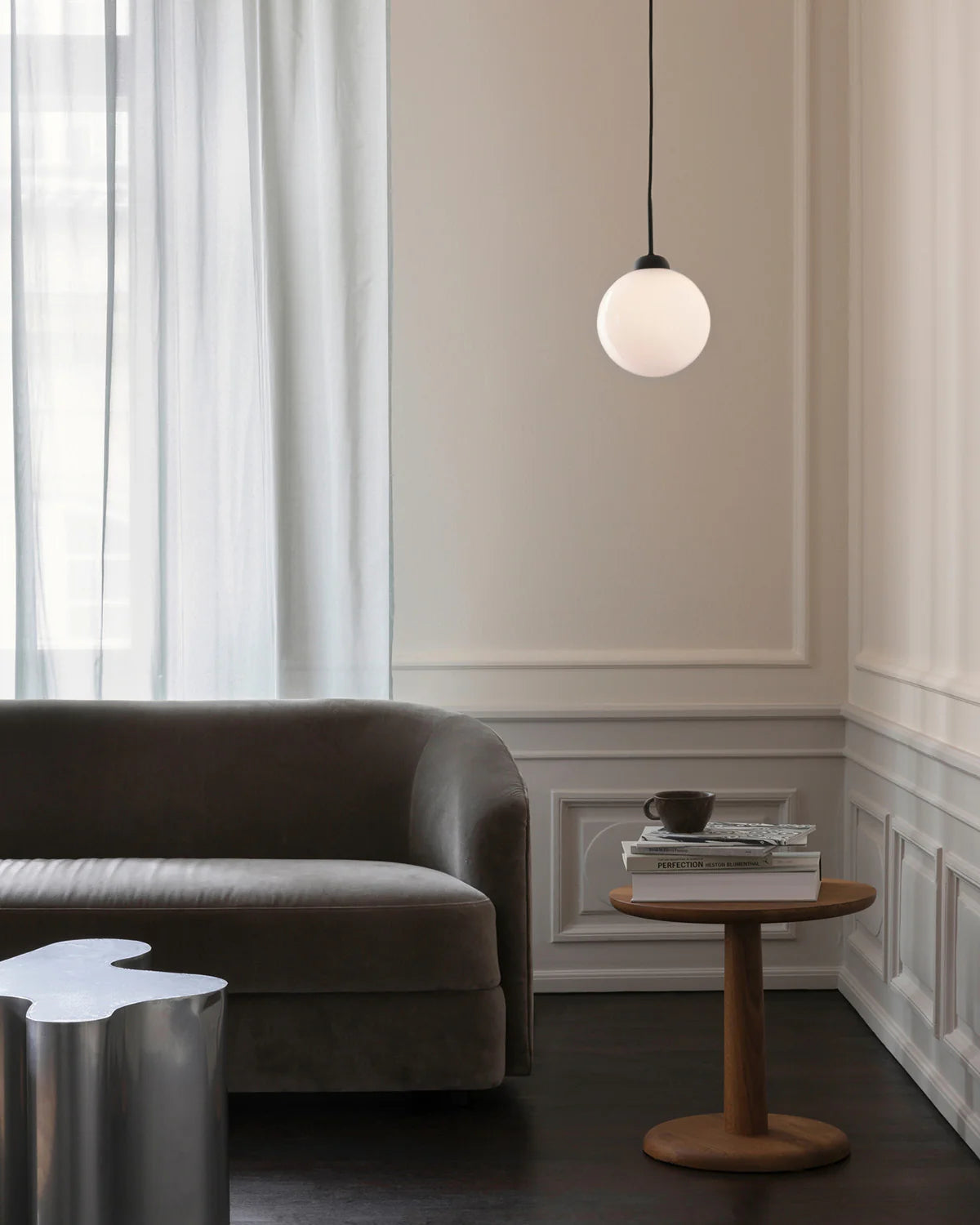 Stylish and compact Apiales 1 pendant lamp, perfect for kitchen islands or reading nooks, with Nordic-inspired details.