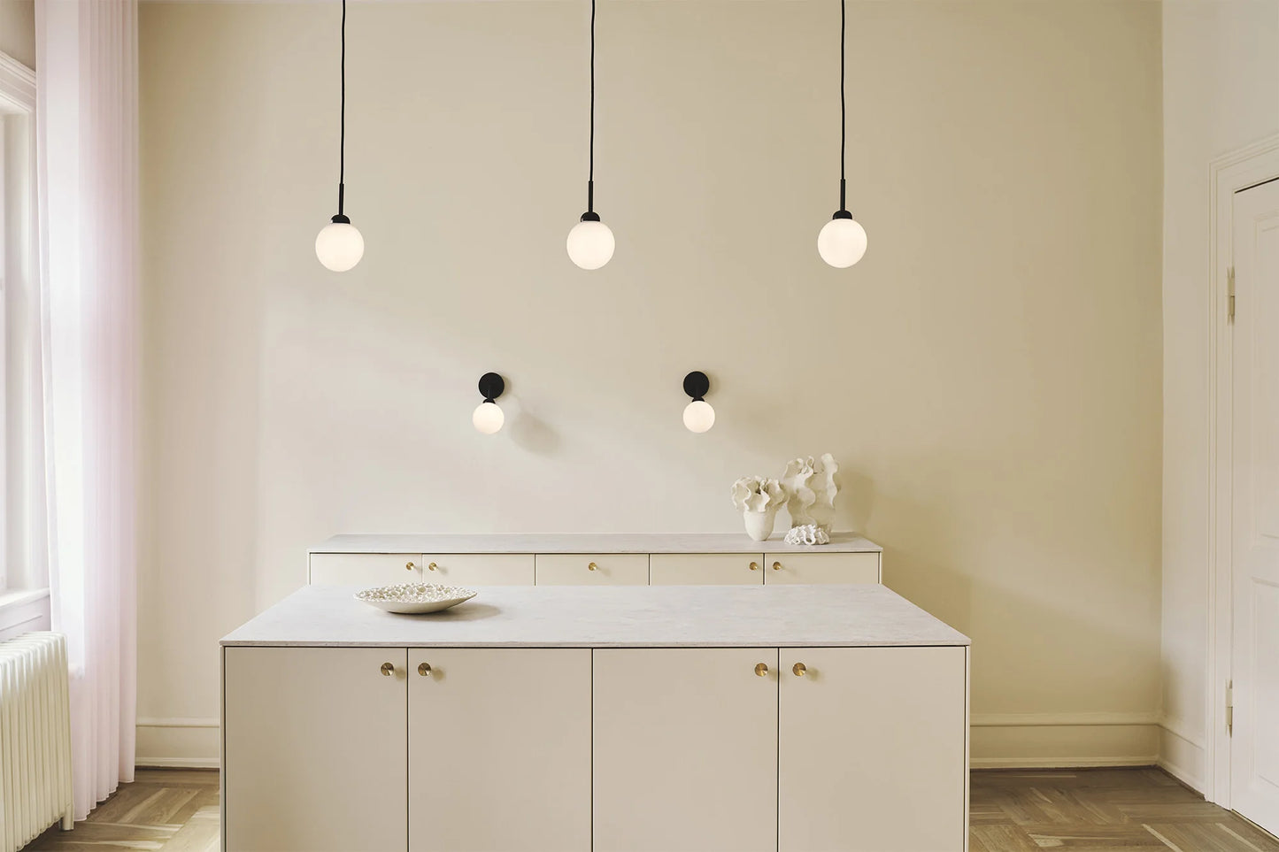 Elegant and compact, the Apiales 1 pendant lamp by Nuura features opal glass and brass details—perfect for cozy corners or stylish kitchen lighting.







