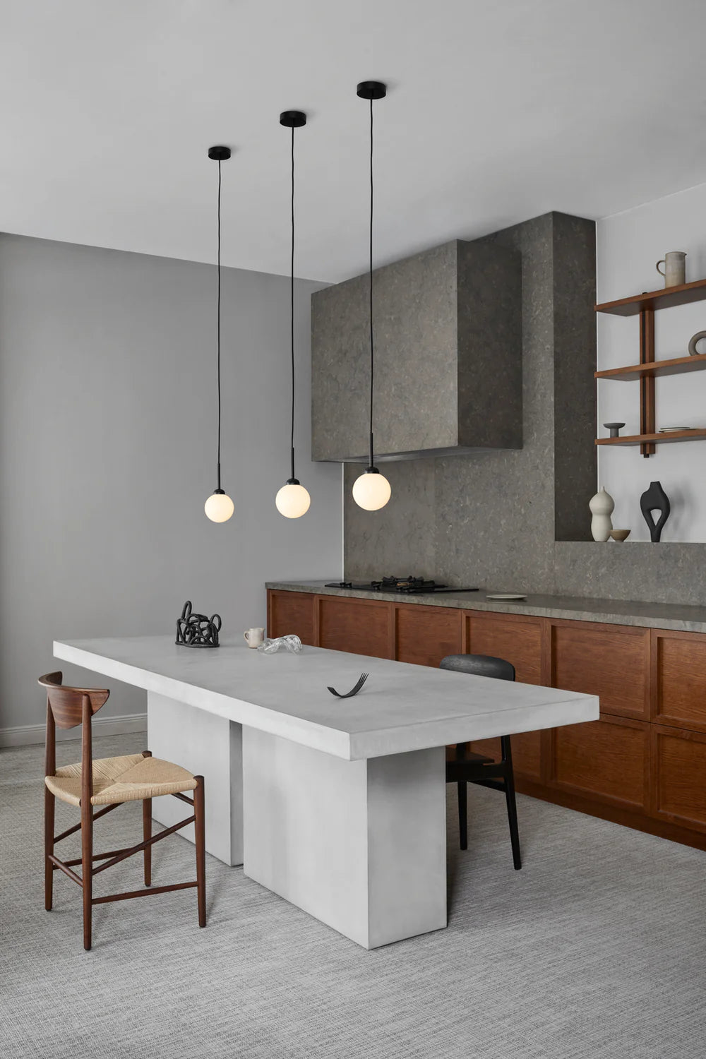 Stylish and compact Apiales 1 pendant lamp, perfect for kitchen islands or reading nooks, with Nordic-inspired details.

