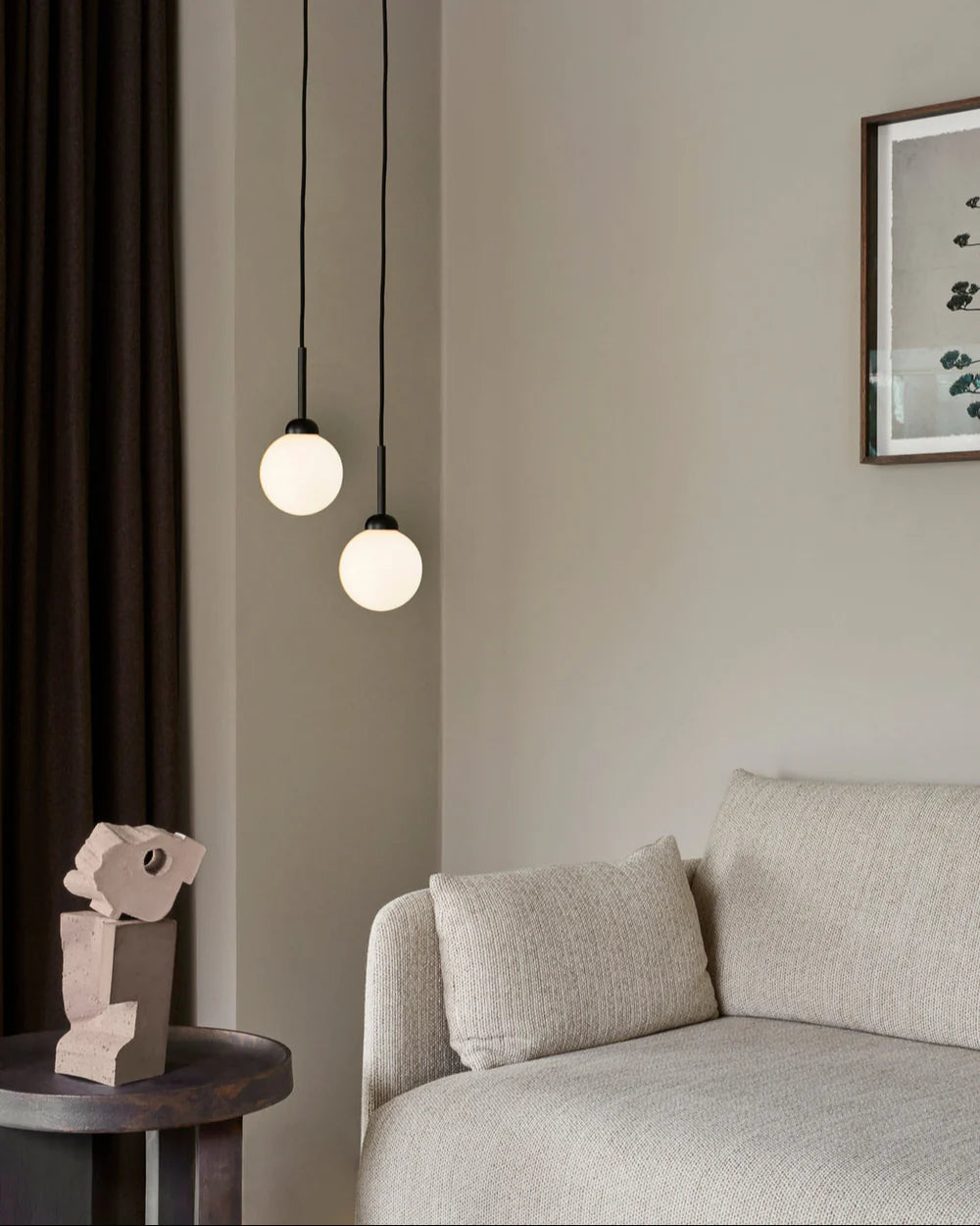 Stylish and compact Apiales 1 pendant lamp, perfect for kitchen islands or reading nooks, with Nordic-inspired details.

