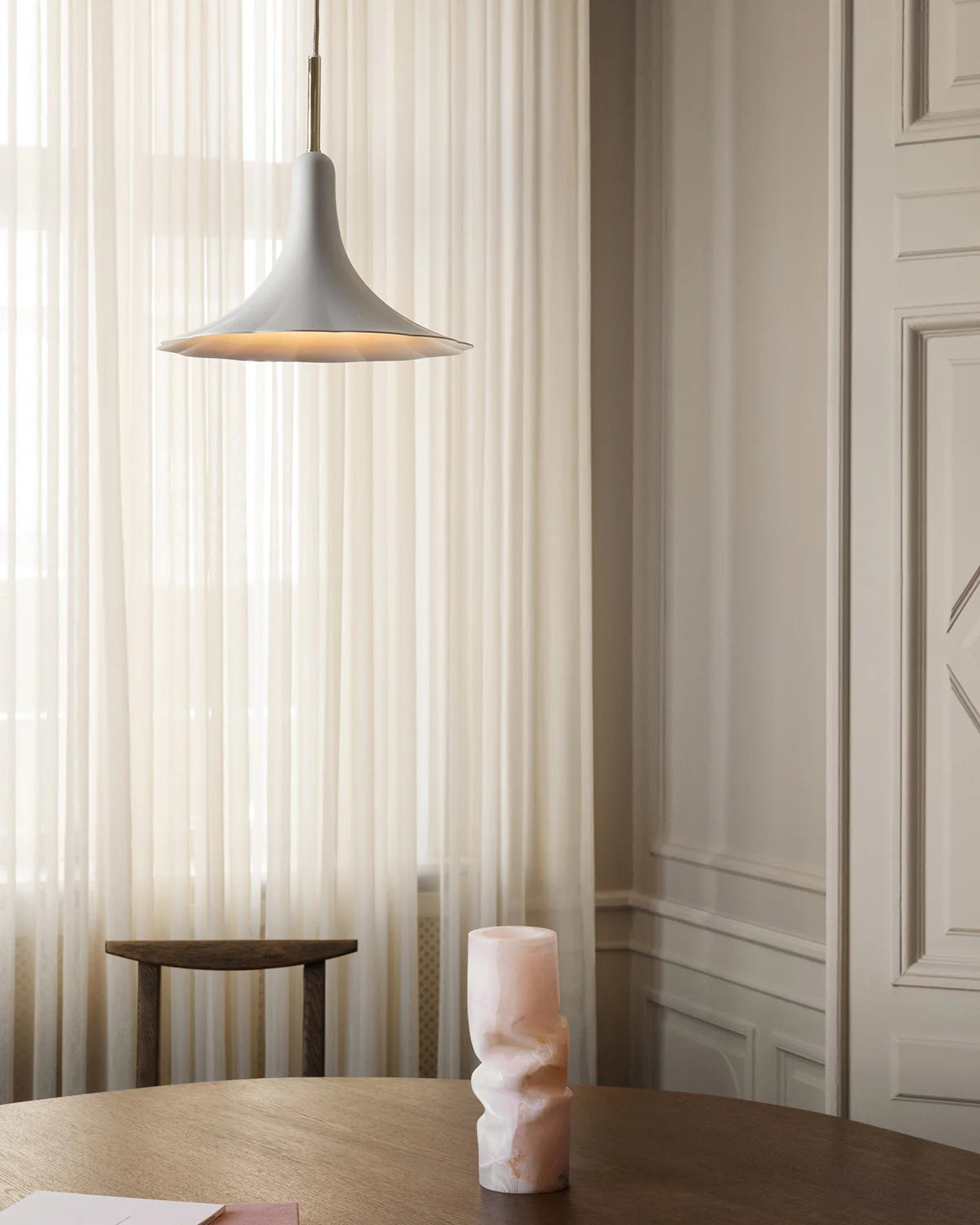 "Petalii 1 Small pendant light with flower-shaped white metal shade"