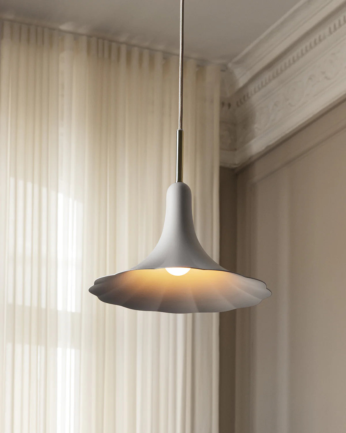 "Petalii 1 Small pendant light with flower-shaped white metal shade"