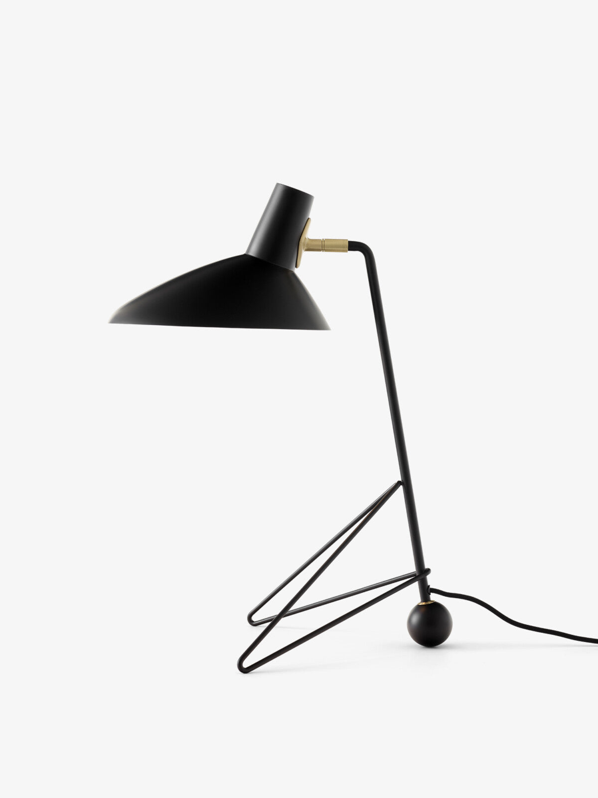 &Tradition Tripod Table Lamp – sculptural lamp with minimalist design, ideal for desks, nightstands, or modern living spaces.

