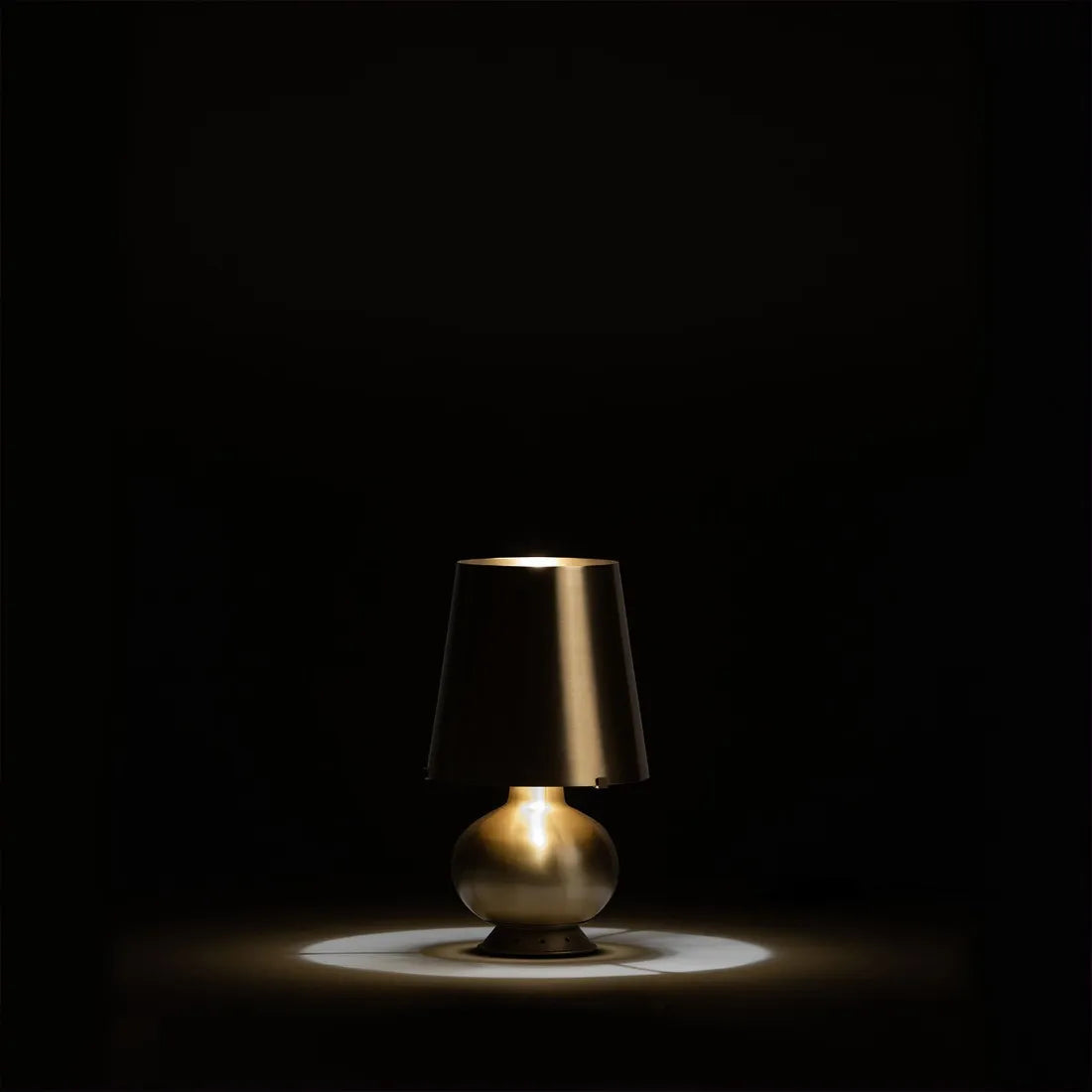 Small table lamps in brass, Designer best table lights, Gold table lamps, Retro large table lamps from europe.