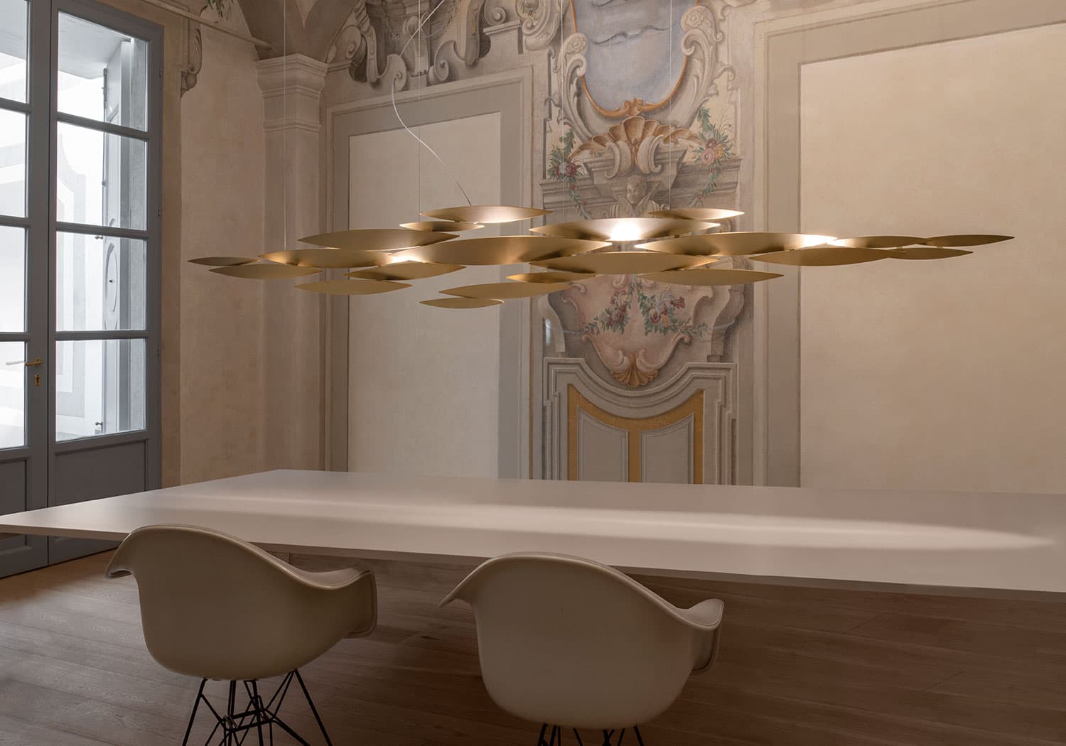 Luxury Italian pendant light—Terzani I Lucci Argentati featuring shimmering linear forms