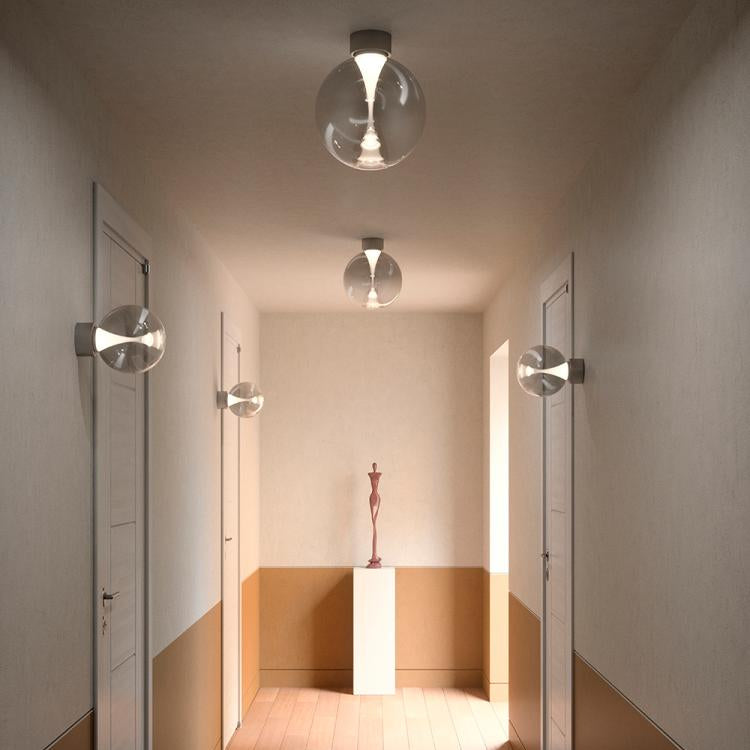 LA STILLA® Wall Lamp by Cangini & Tucci with hand-blown glass in a droplet shape.